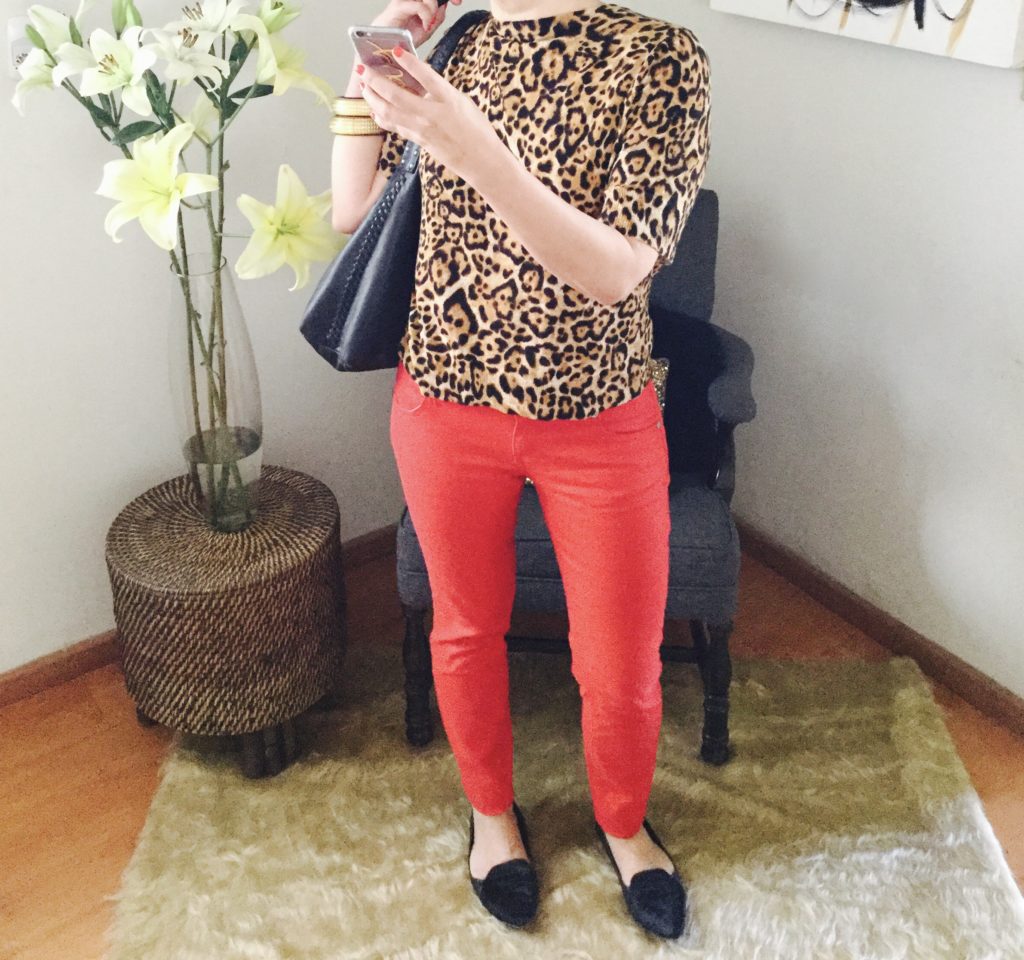 outfit de leopardo con rojo y negro