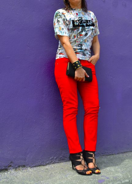 pantalones rojos y graphic t shirt