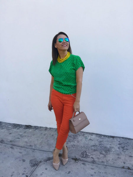 pantalon naranja con blusa verde